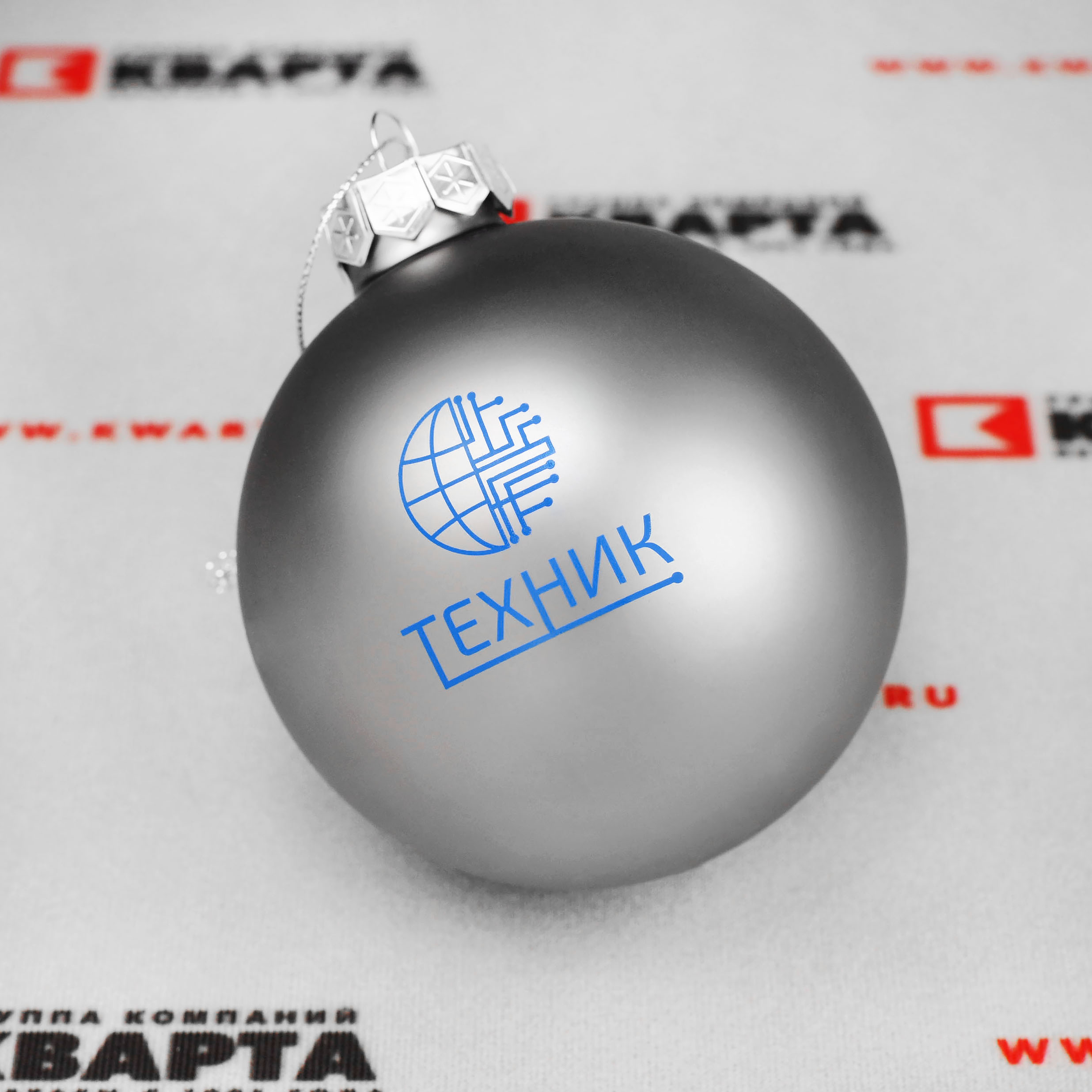 Примеры брендированных елочных шаров