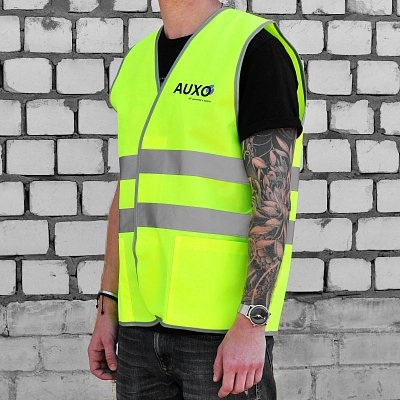 Печать логотипа на сигнальном жилете для "AUXO"
