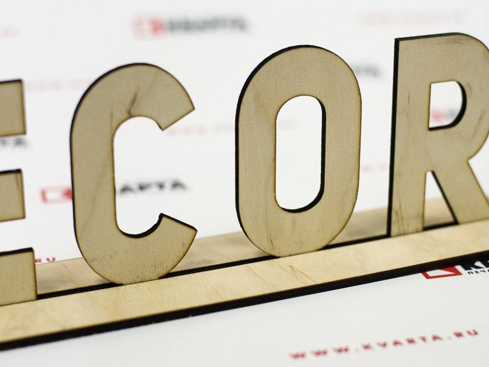 Хештег из фанеры на подставке с лазерной резкой