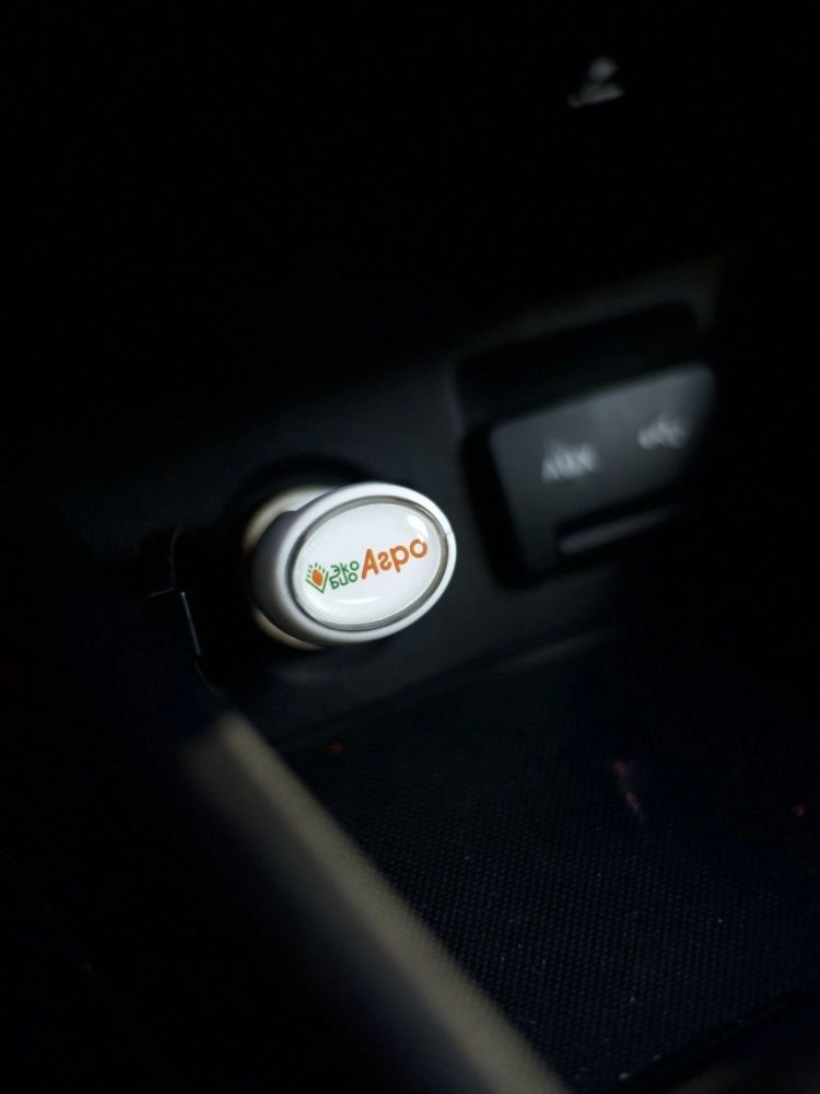 Автомобильное зарядное устройство с подсветкой и логотипом